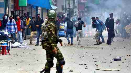 Rock-throwing youths clash with police in Kashmir (Hindustan Times)