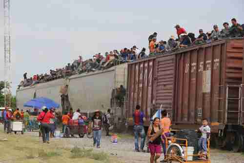 Migrants board 'La Bestia' (The Beast) in southern Mexico to travel to the US border. (AP, 2014)