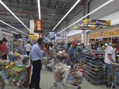 Panic buying of groceries in Doha supermarket last week (Doha News)