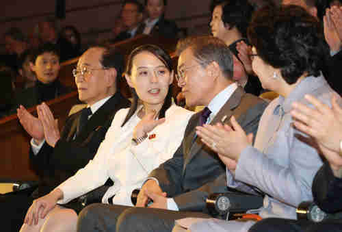 Kim Yo-jong and Moon Jae-in share an intimate moment as they watch a performance by North Korea’s Samjiyon art troupe at the National Theater of Korea in central Seoul on Sunday. (Yonhap)