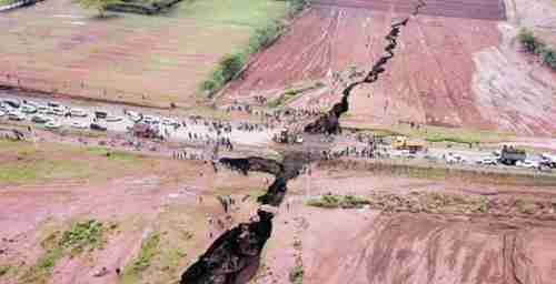 A portion of the fissure where a gap was opened in a highway (Mwakilishi)