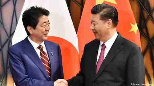 Shinzo Abe and Xi Jinping (Kyodo News)