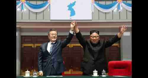 Moon Jae-in and Kim Jong-un in Pyongyang, North Korea, on 19-Sep-2018 (AP)
