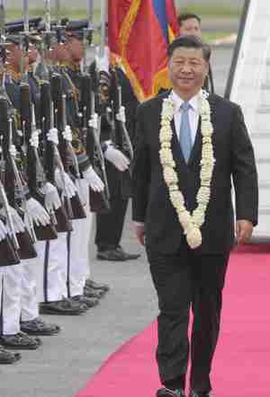 Xi Jinping arrives in Manila on Tuesday and receives military honors. (Manila Times)