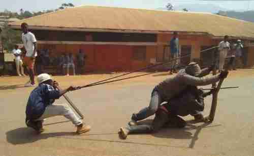 During protests earlier this year, Anglophone protesters used catapult against police in Bamenda, Cameroon (RFI)