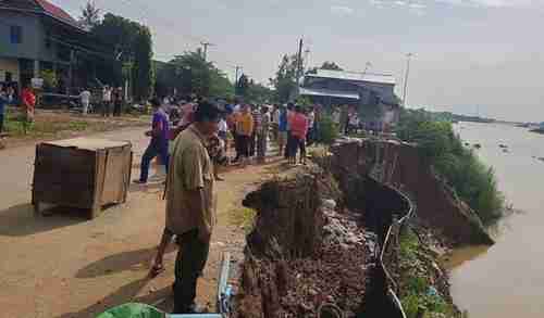 Cambodian villagers protest sand dredging after nine homes collapsed into the river (Khmer Times)