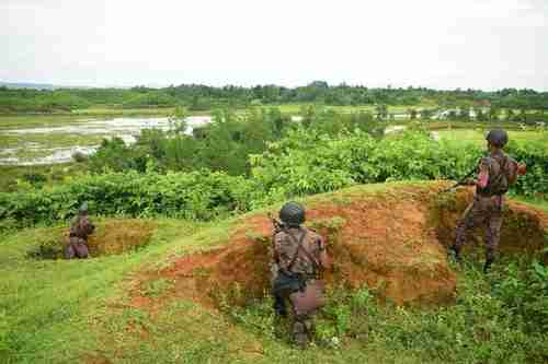 Bangladesh border guards at the border between Myanmar and Bangladesh, to prevent Rohingyas from crossing. There are already 400,000 Rohingya refugees in Bangladesh. (AFP)