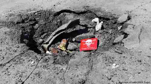 A poison hazard danger sign in the town of Khan Shaykun, Idlib province, Syria (picture-alliance/AA/A. Dagul)